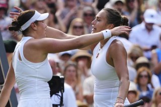 Aryna Sabalenka (à droite) et Amanda Anisimova se retrouvent en finale à NY, deux mois après leur demi-finale de Wimbledon KEYSTONE/AP/KIRSTY WIGGLESWORTH